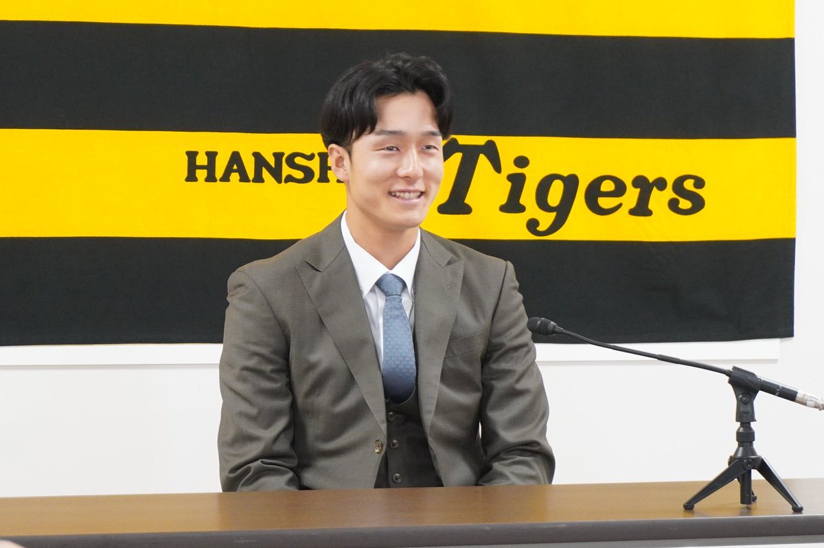 NPBアワードで小園海斗選手が2冠獲得！佐藤輝明選手はMVPに