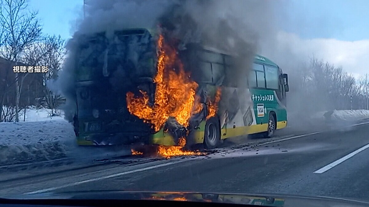 北海道 道央道で北都交通バス炎上、乗客ら全員避難