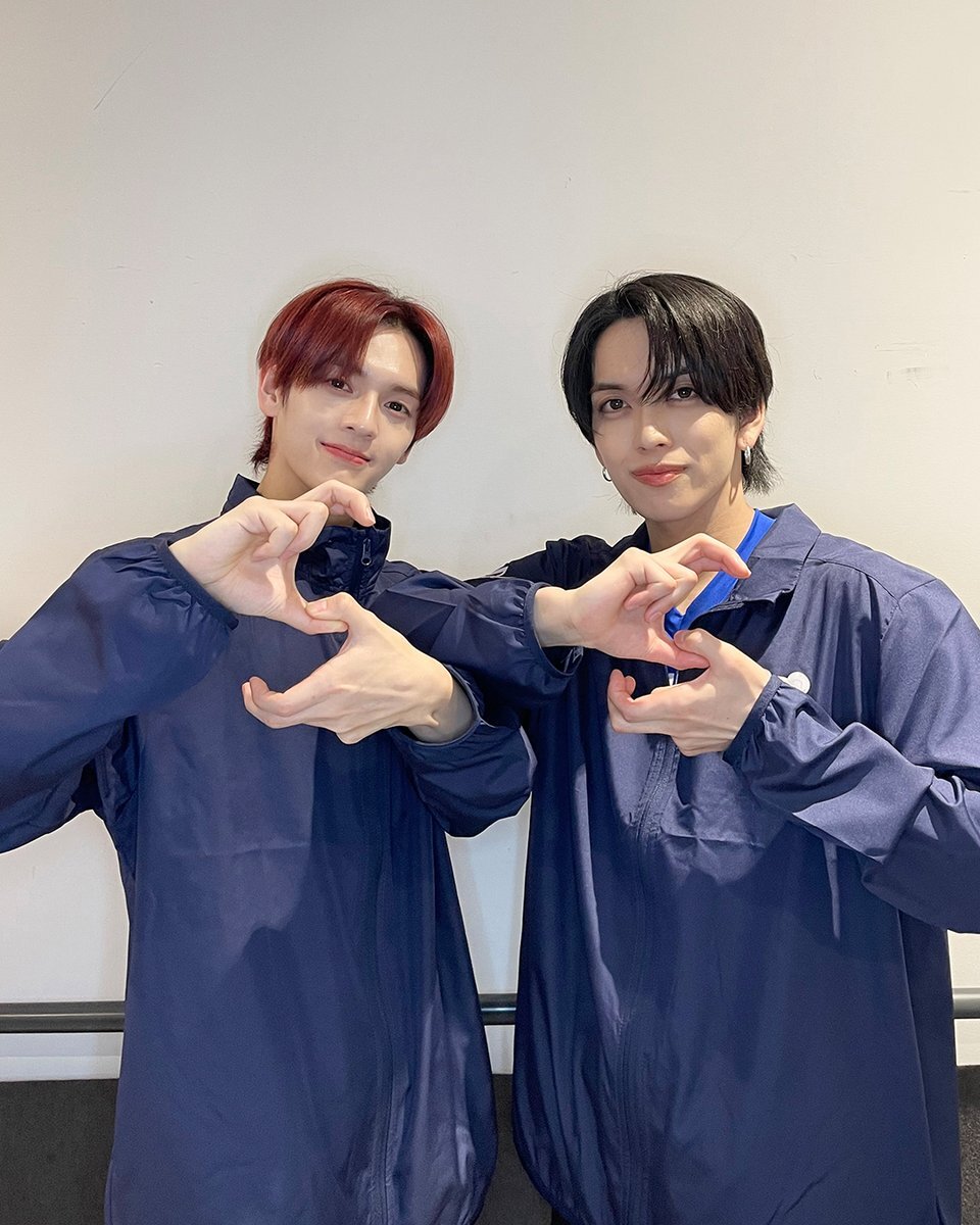 MAZZEL EIKI、ビーチフラッグスで熱い戦いを繰り広げる！