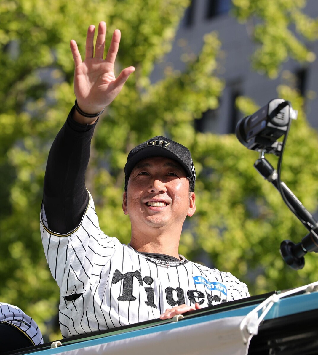 阪神タイガース、2年ぶり優勝パレードで御堂筋を盛り上げる！