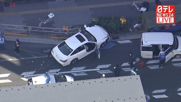 足立区で展示車乗っ取りひき逃げ、11人ケガ