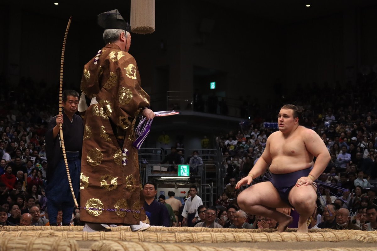 安青錦、内無双で琴櫻を破り優勝決定戦へ