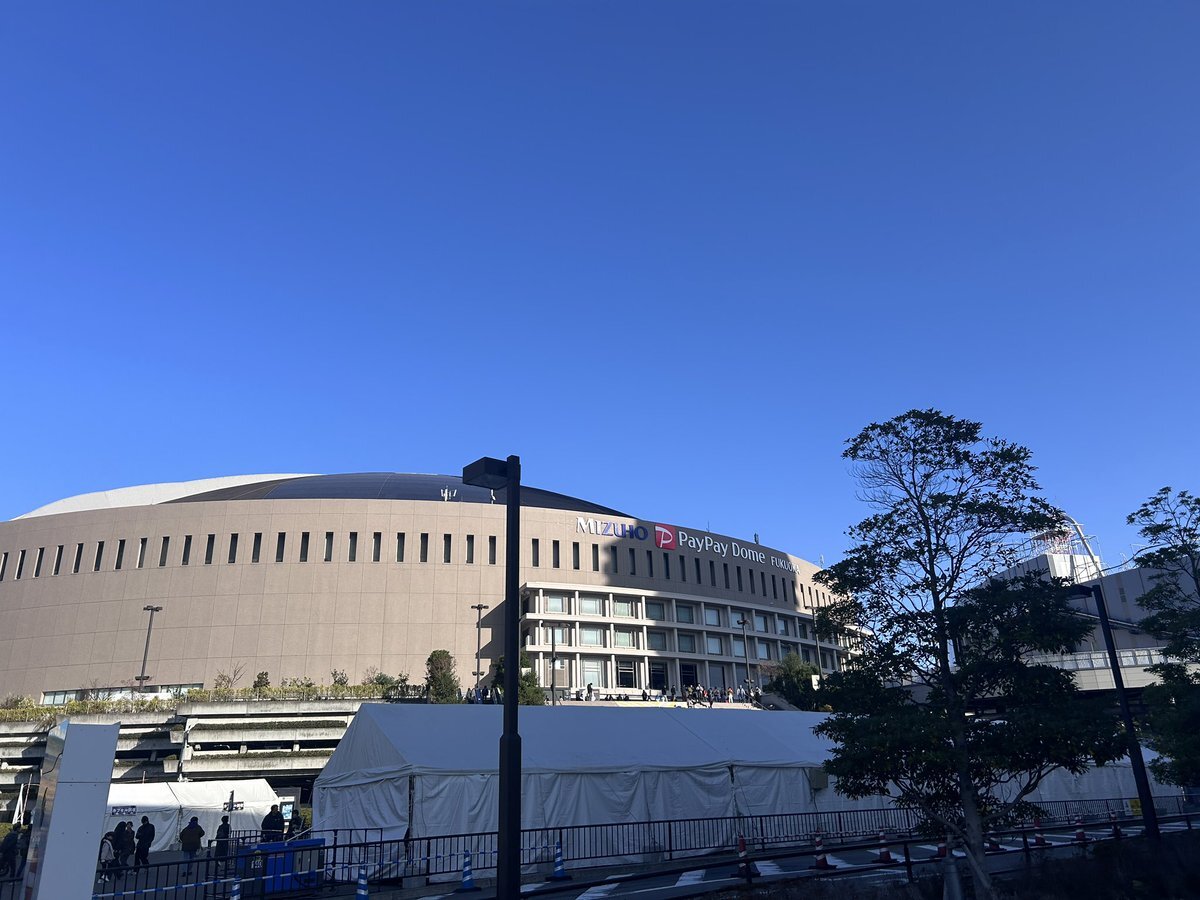 B'z福岡公演、ガチャ列1000人超え！ファン熱狂