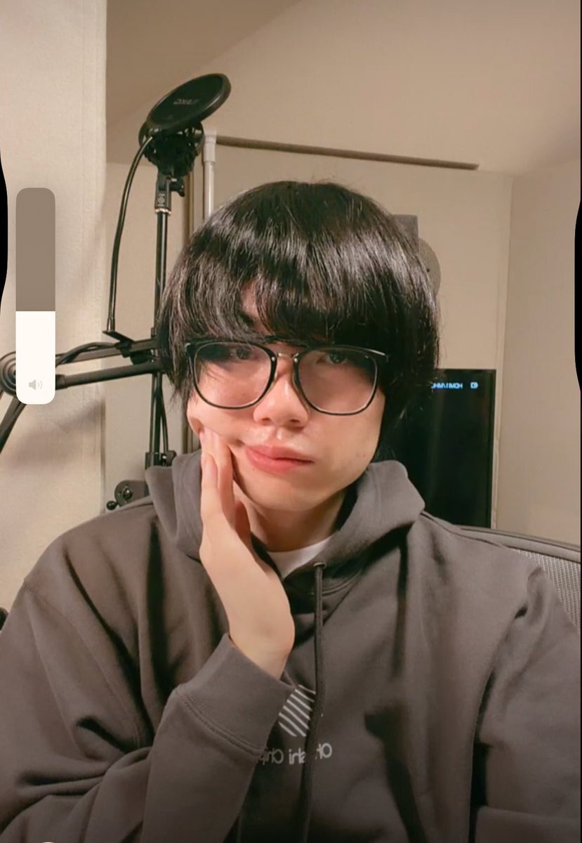 黒縁メガネがSNSで話題に！