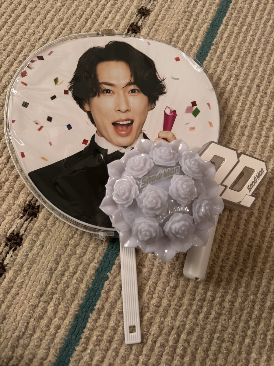 SnowMan東京ドーム公演、グッズ販売開始でファン熱狂！ 