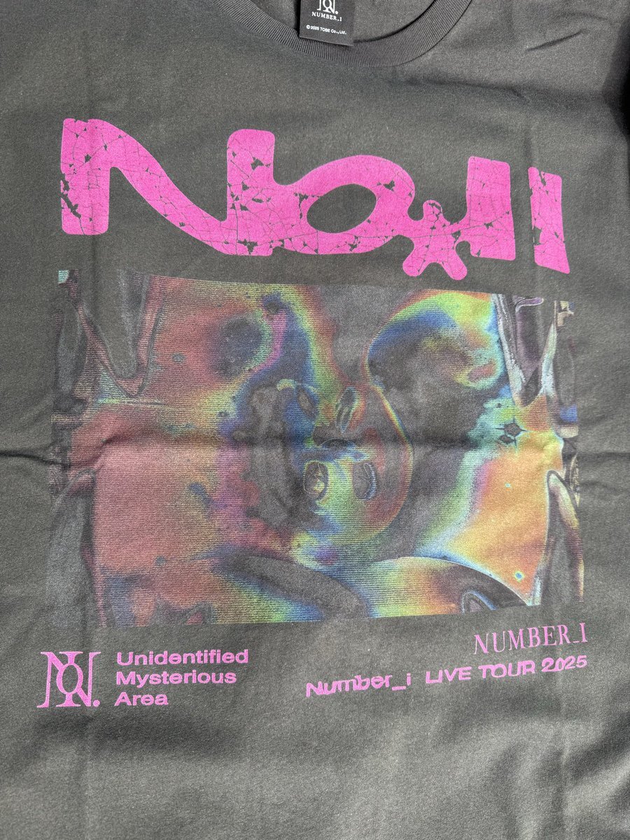 Number_iのツアーグッズ、スミクロと白Tシャツが話題に！(2025