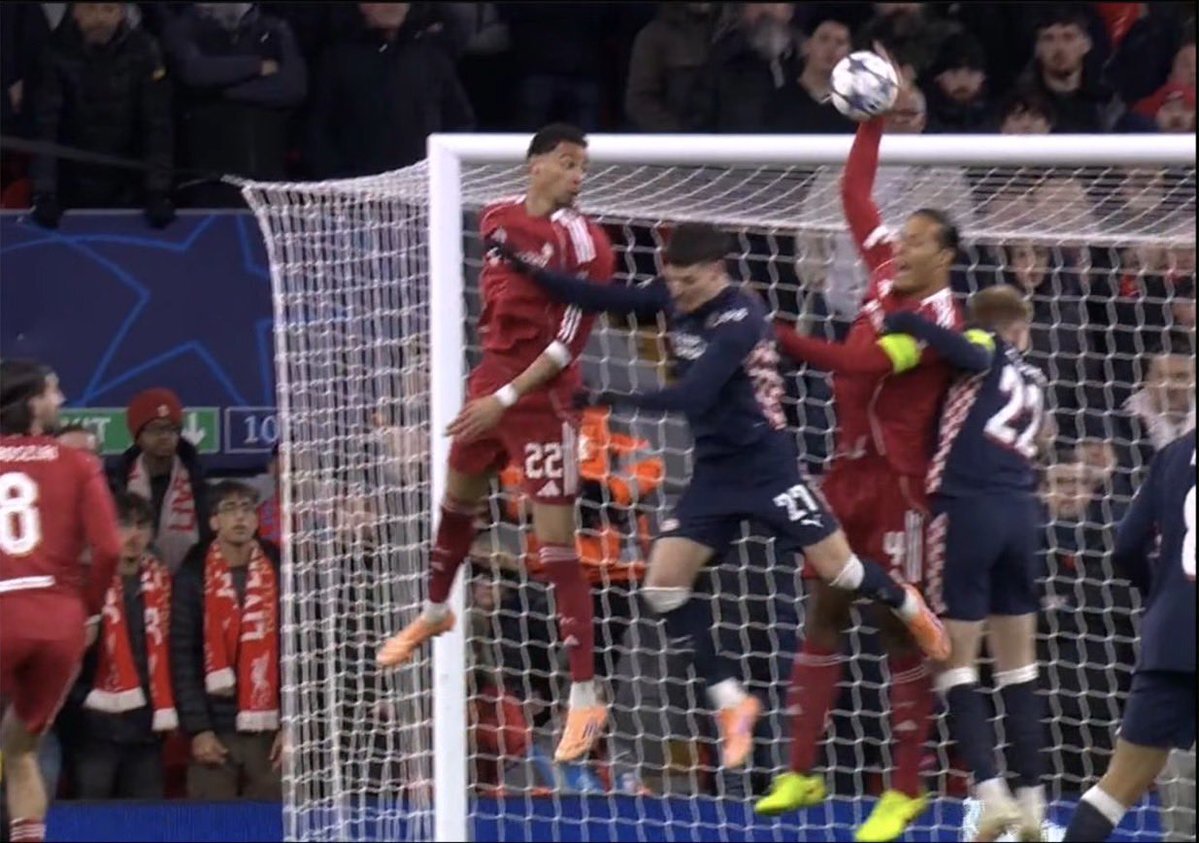 ファンダイクのハンドにファン困惑！リヴァプール戦でPK献上