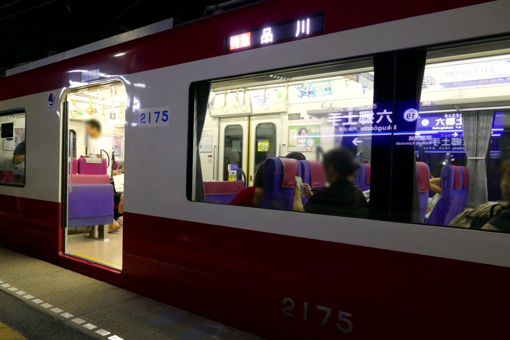 乗車口案内板  臨時特急  8号車 鳳駅 ホーム・改札口の電光掲示板（発車標） 【更新後】 ～表示