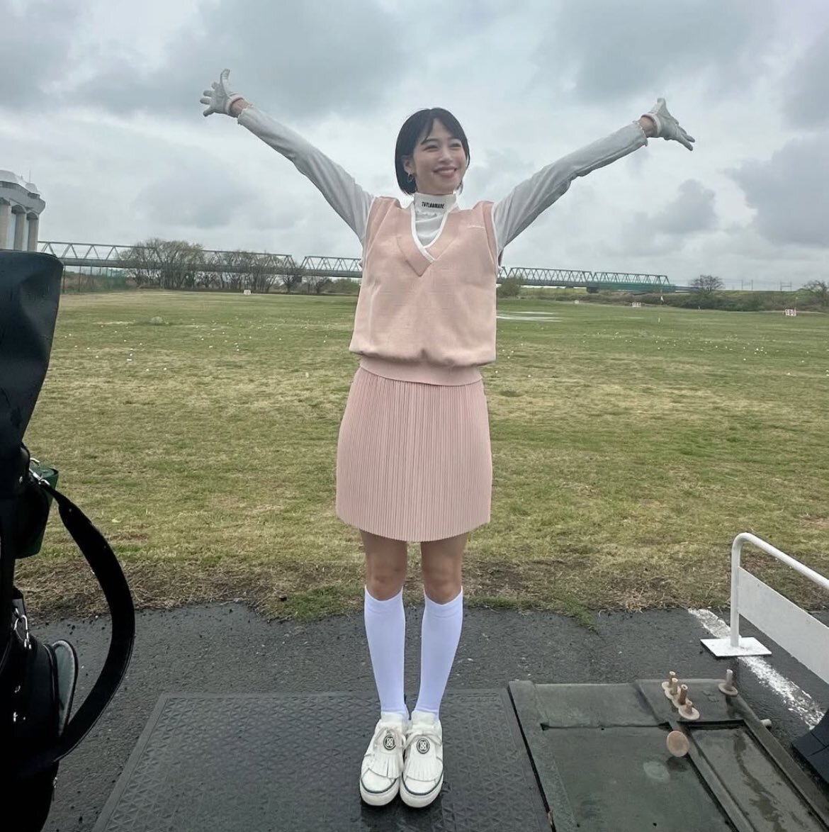 鷲見玲奈ミニスカート画像 