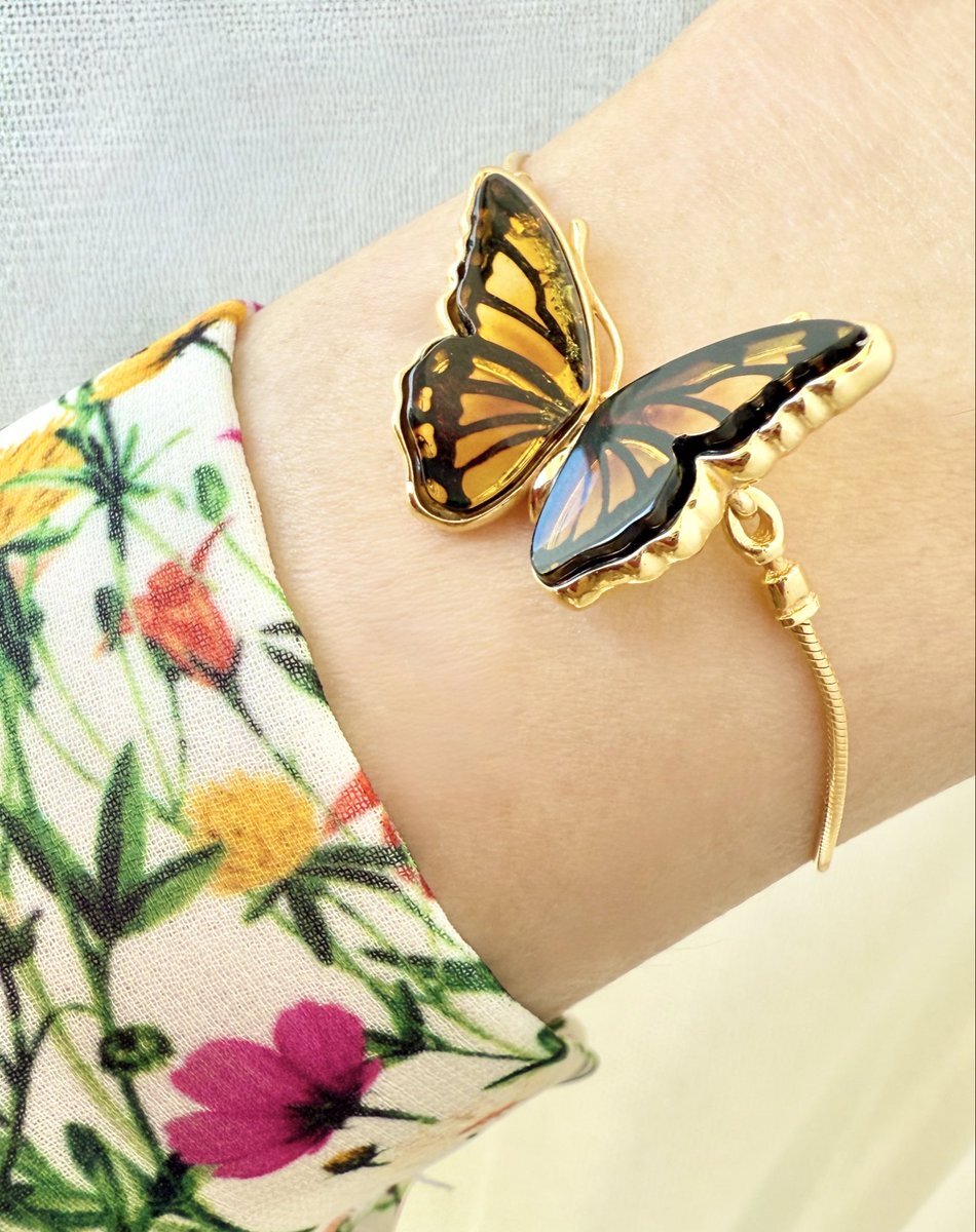 新品未使用☆S&A 琥珀 蝶々ネックレスチャーム 万博ポーランド館 レア！新品未使用☆S&A 琥珀 蝶々ネックレスチャーム 万博ポーランド館