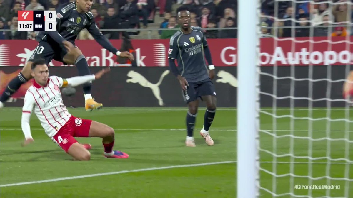 エンバペのゴールに賛否両論！ファンはクロスへの合わせに疑問の声