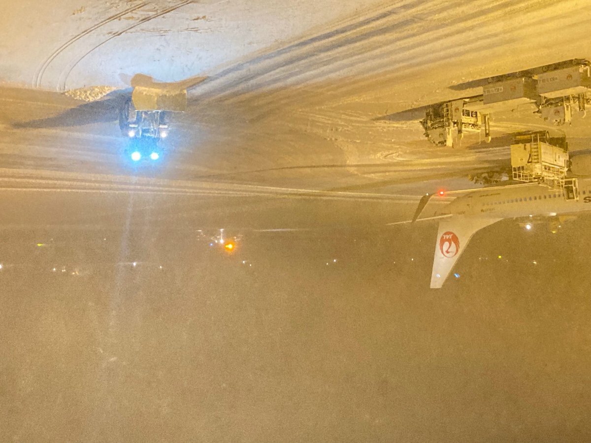 青森空港、ホワイトインパルスが奮闘！大雪の影響でアクセス困難？