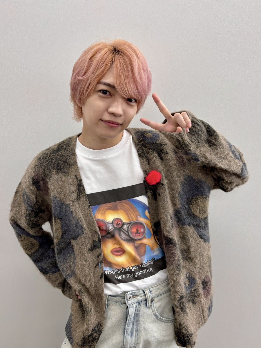 なにわ男子西畑大吾、ピンク髪で「どっち派？」リポーターに 