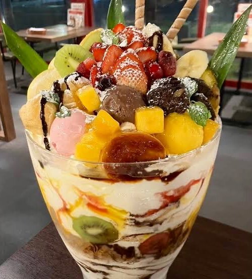 キャッツカフェ、あの巨大パフェが話題に？