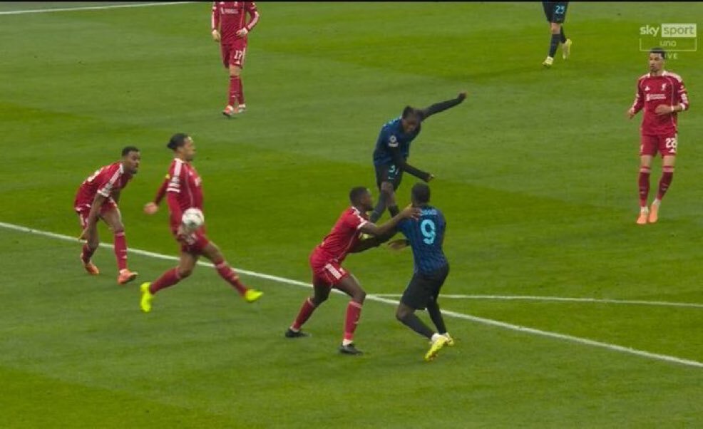 バストーニのファウルでPK！リヴァプールが先制、ファンは「謝罪しろ」