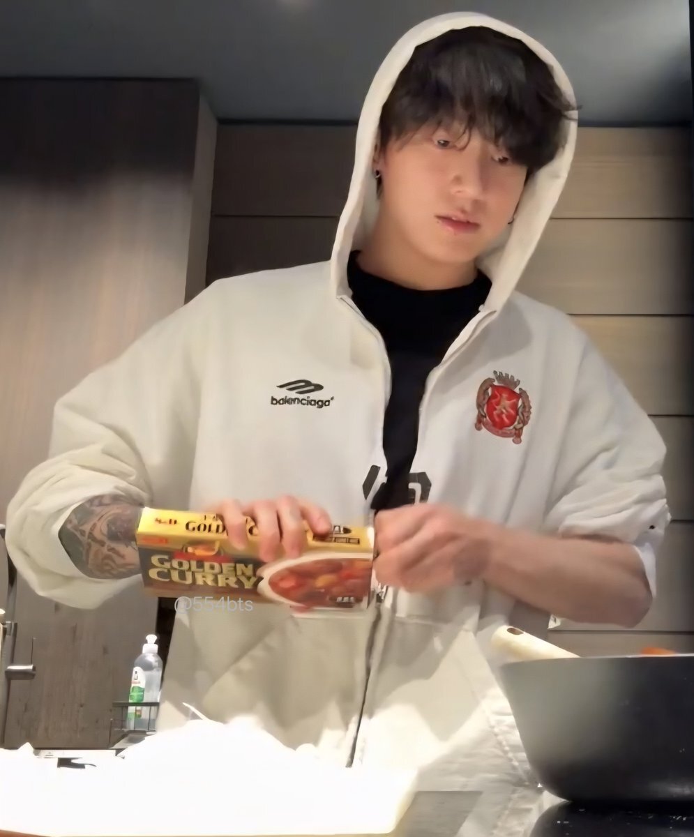 ジョングク、料理配信でゴールデンカレー使用にファン歓喜！ 