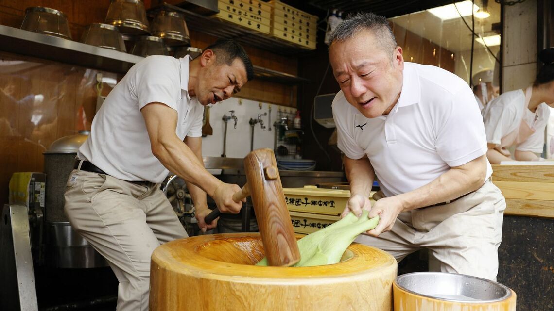 高速餅つき、パフォーマンス？店主の苦悩とは？