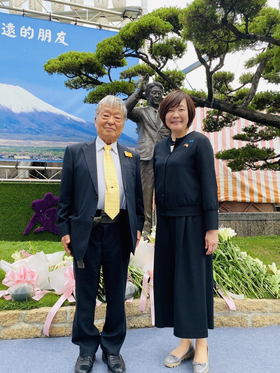 安倍昭恵氏、台湾で安倍晋三元首相銅像に献花