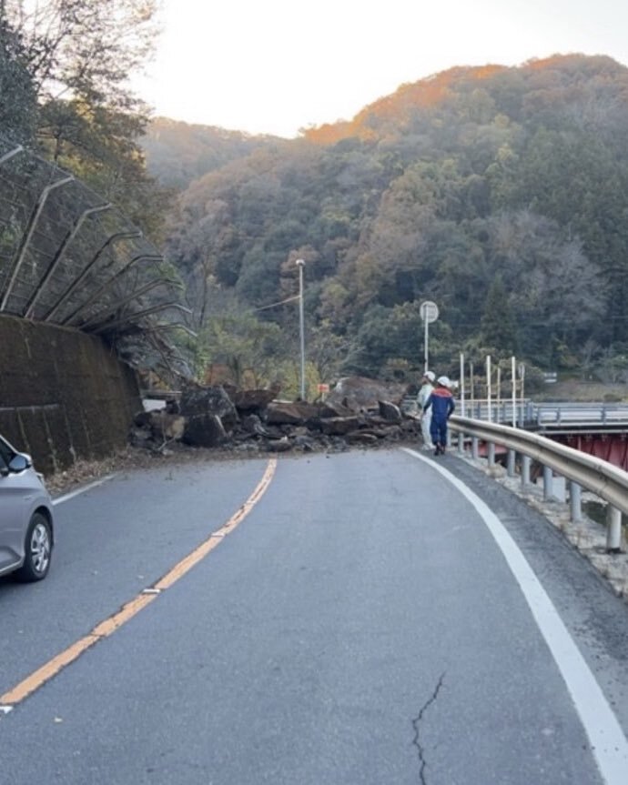 岐阜・多治見の愛岐道路で土砂崩れ、通行止め