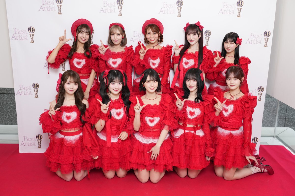 ＝LOVE、「とくべチュ、して」MV衣装で『ベストアーティスト2025』に華麗にパフォーマンス！