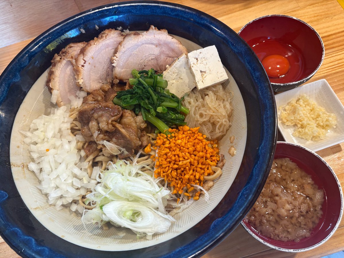 鷹の目 西巣鴨店、600gのボリューム満点「すき焼きまぜそば」にファン歓喜