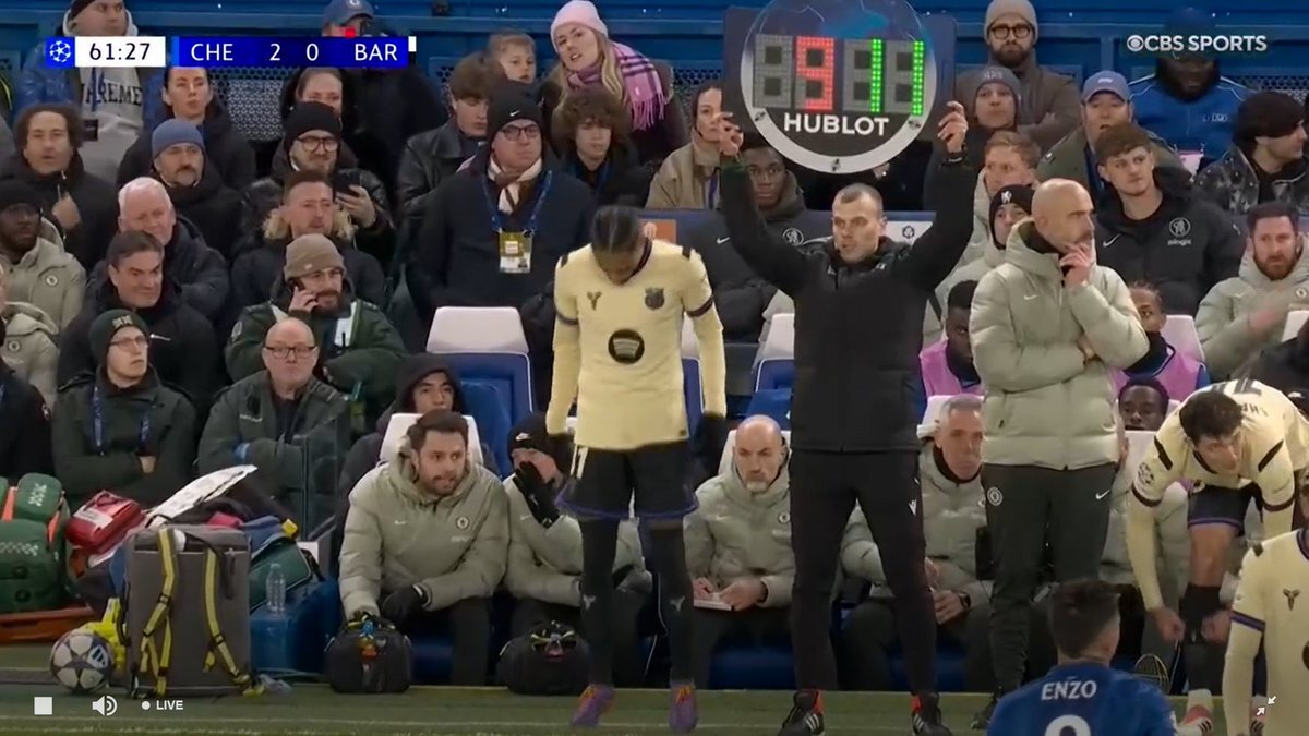 レヴァンドフスキのプレーに賛否両論！バルセロナの守備意識に疑問の声