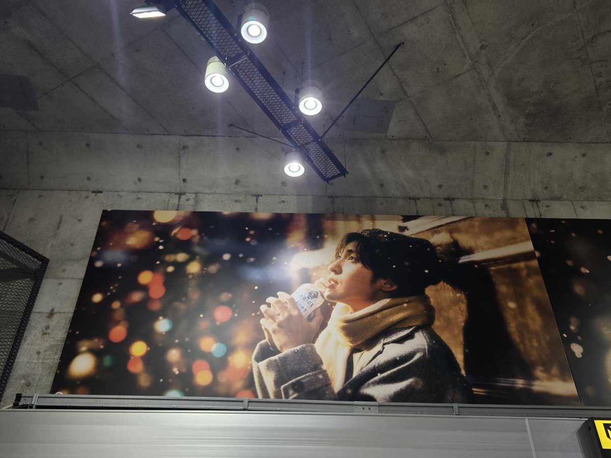 渋谷駅ジャック！目黒蓮の午後の紅茶広告にファン歓喜