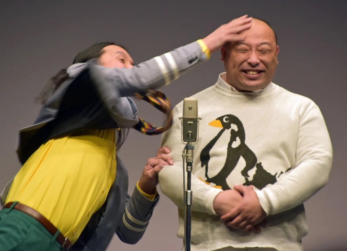 特急ソニック、線路上走行の軽乗用車に追突