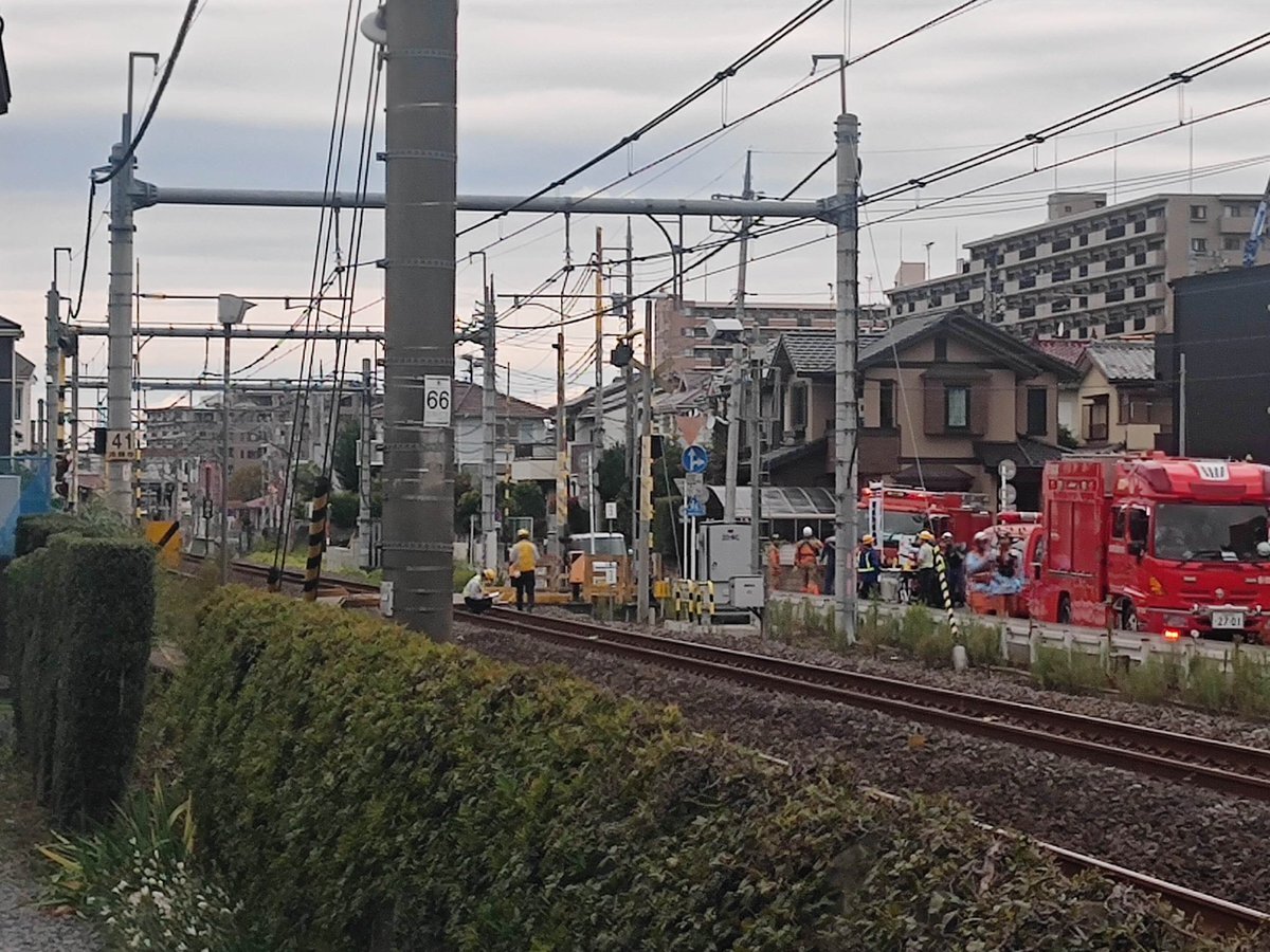 JR高崎線鴻巣踏切で列車と車が衝突、運転見合わせ