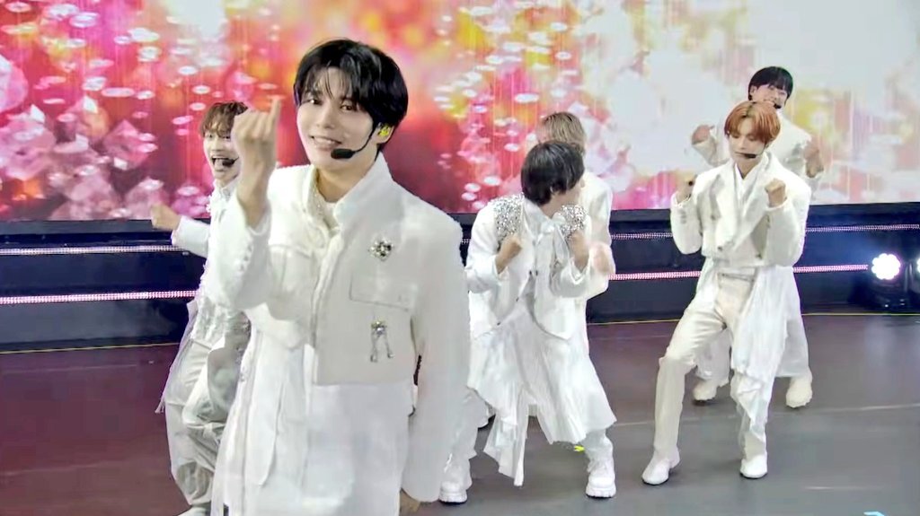 中島健人「報われないおとぎ話」にファン感動！「ずっとステージにいるよ」の言葉に涙