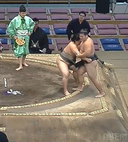二子山部屋の力士、厚雅と梅山、粘り強い相撲で勝利！