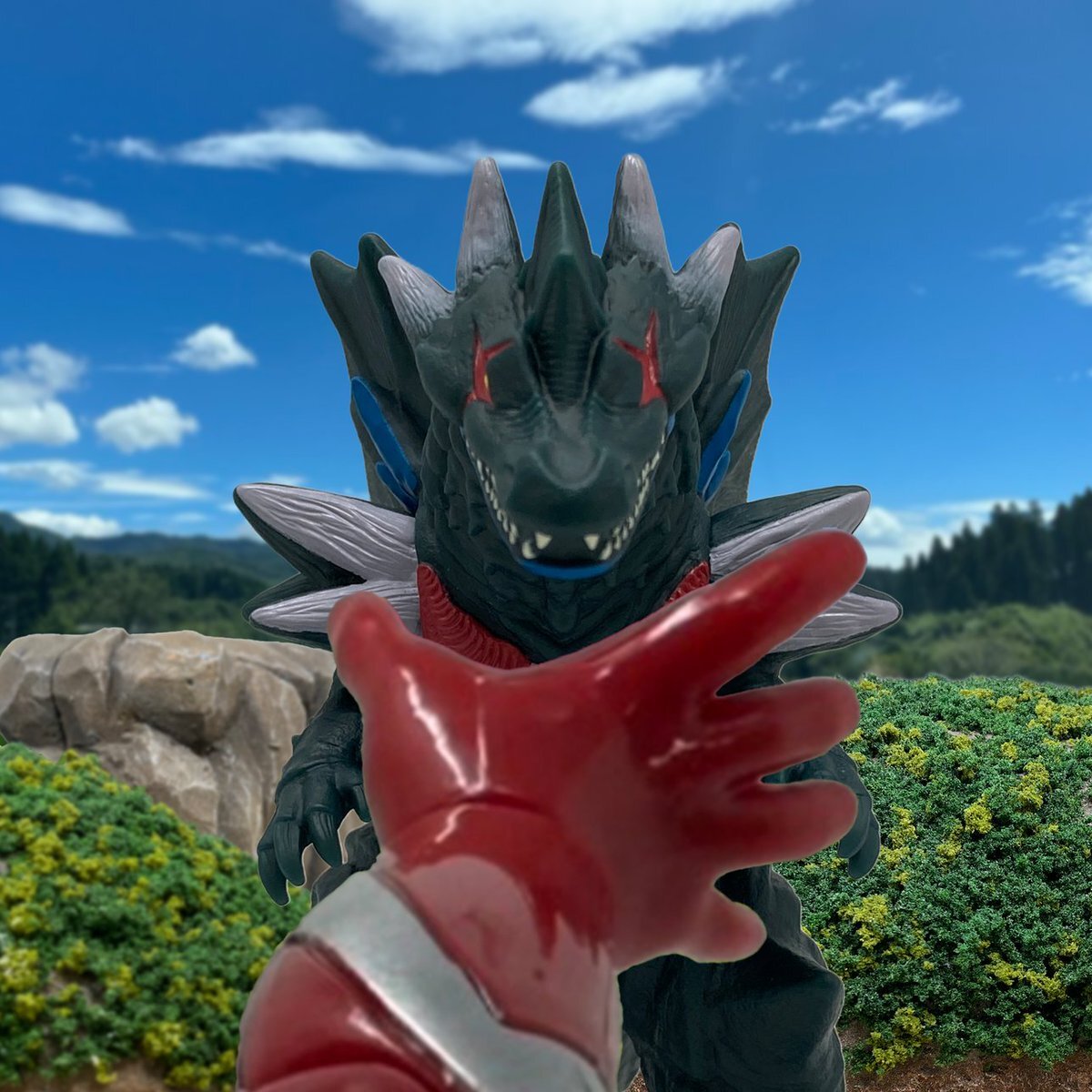 ウルトラマンオメガ、新怪獣ガイリュウガ登場！視聴者興奮