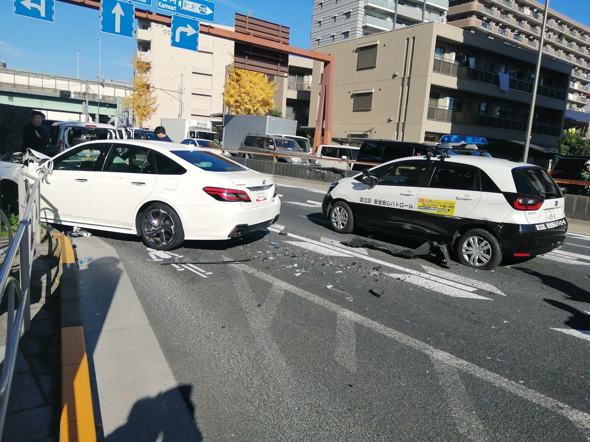 足立区で認定中古車ひき逃げ事故、運転手逃走