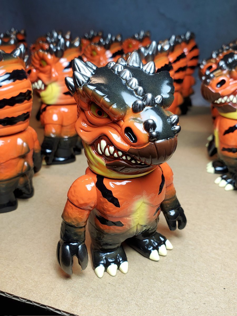 様々な商品・チケット販売！SNSで熱狂の渦