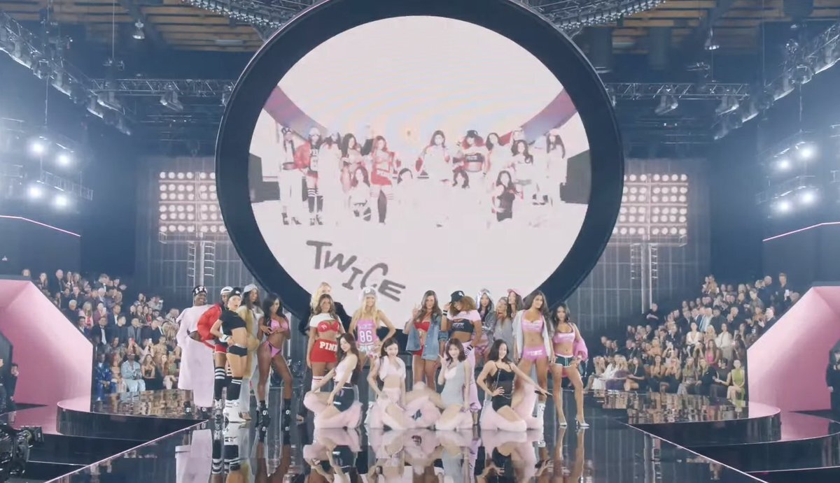 TWICE、VSFSで魅せた美しさとは？