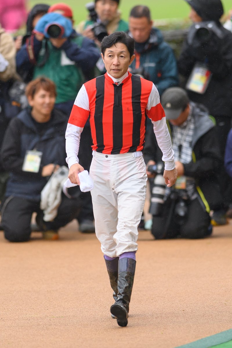 武豊騎手とウイントワイライト、予想外の展開で勝利！