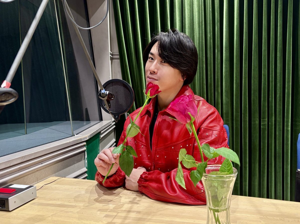 宮舘涼太のラジオ「ロイヤルサロン」、赤いレザーで魅了！