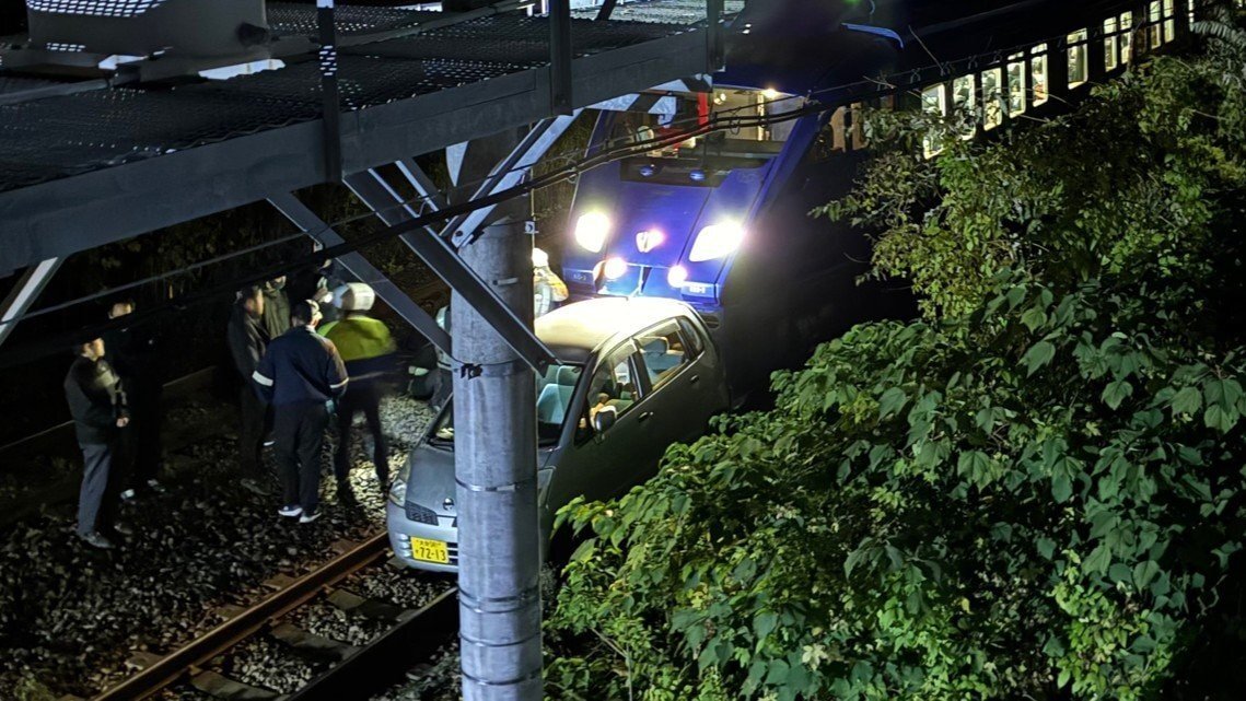 JR日豊本線で特急ソニックが軽乗用車に追突 事故発生