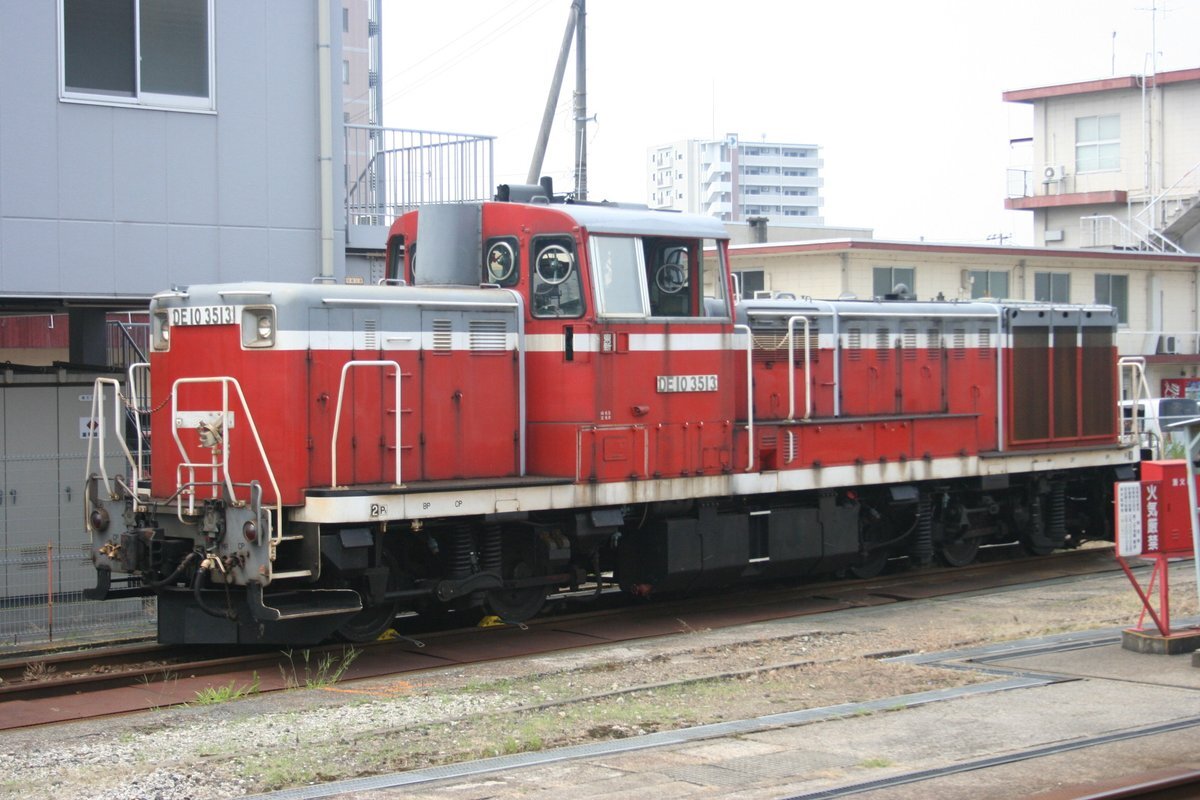 九州DE10 修復中 九州DE10 修復中 九州DE10 修復中 DE10客車を跨線橋から眺める