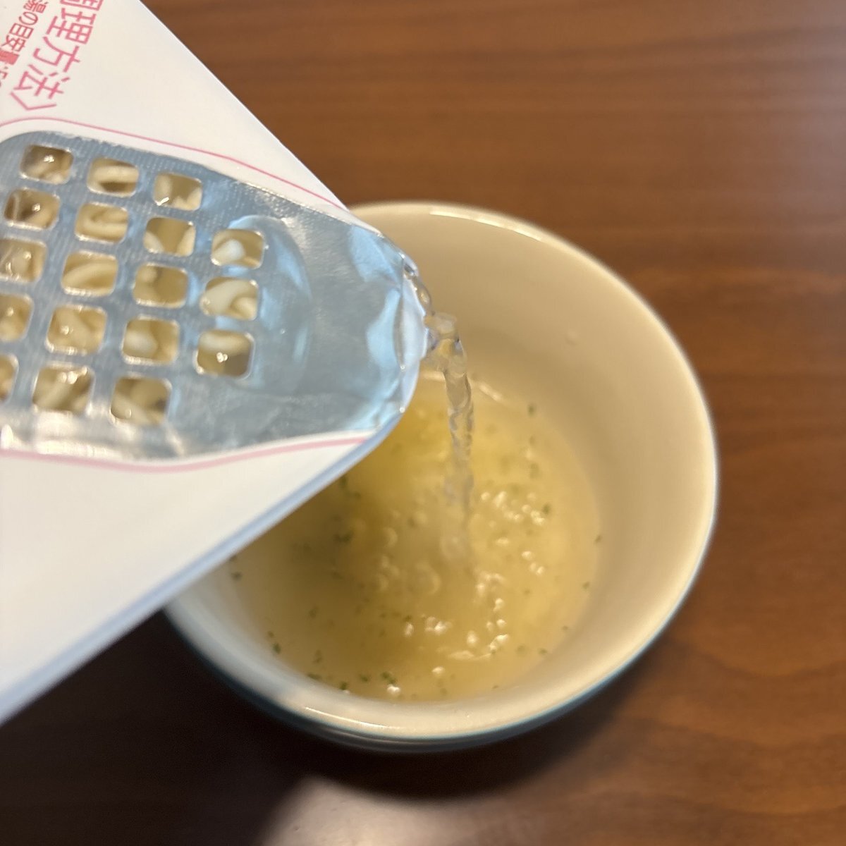 やきそば弁当、戻し湯でスープを楽しむ人が多数！