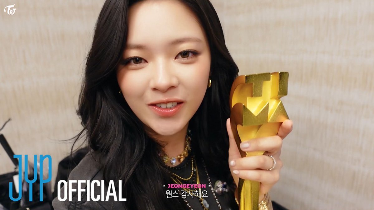 ナヨン   確認よう TWICE ソロ写真集『Yes, I am Nayeon.』Sky ver. – JYP JAPAN