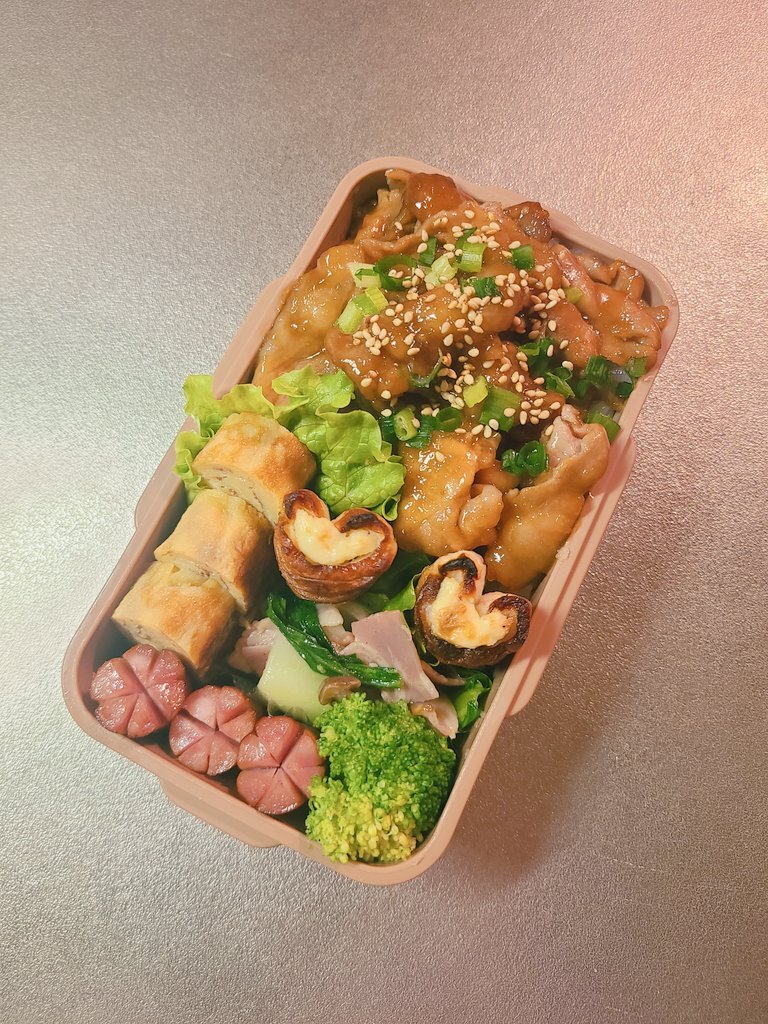 高校生弁当、愛情たっぷり！応援メッセージも添えて