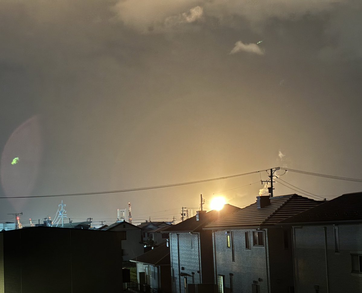 四日市コンビナートのフレアスタック、空を赤く染めファンを驚かせる