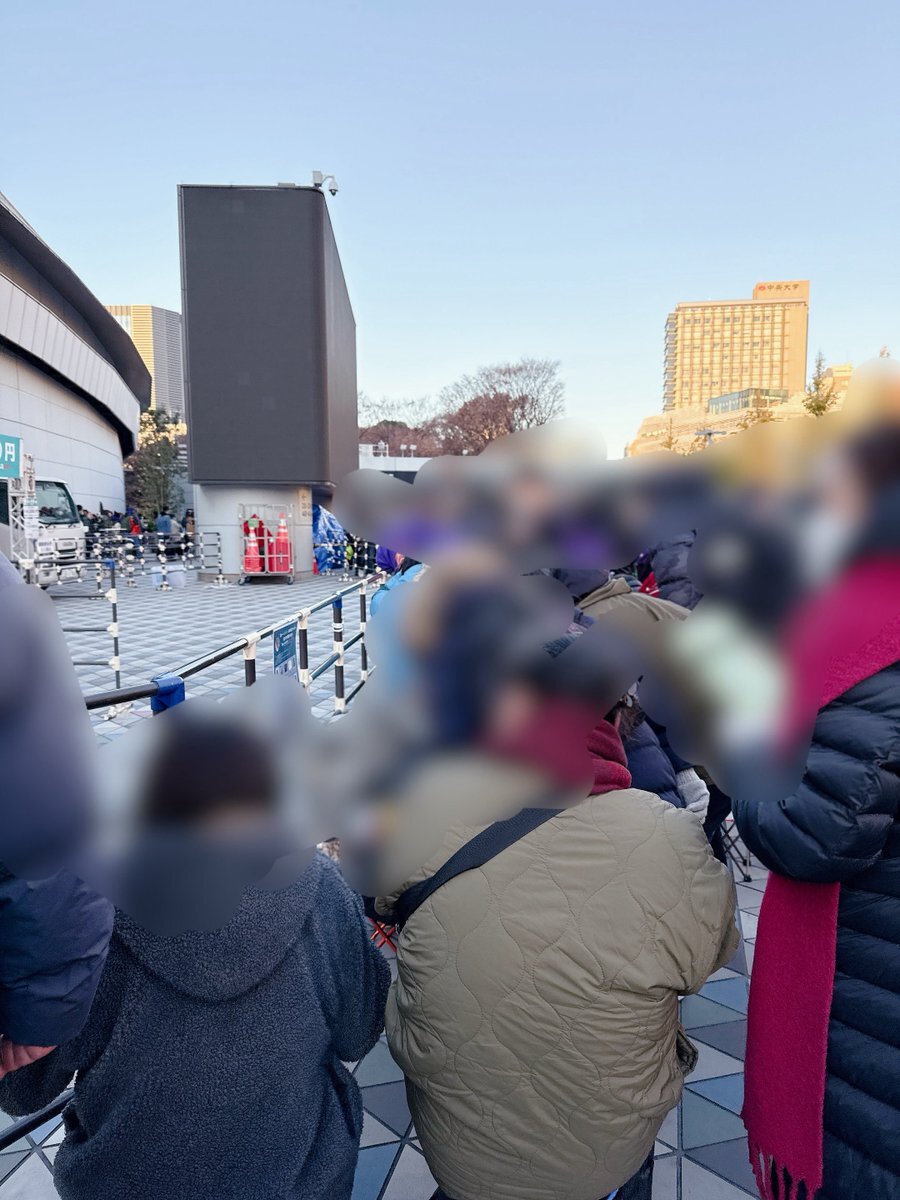 B'z東京ドーム公演、ガチャ列早くも大盛況！ファン熱狂