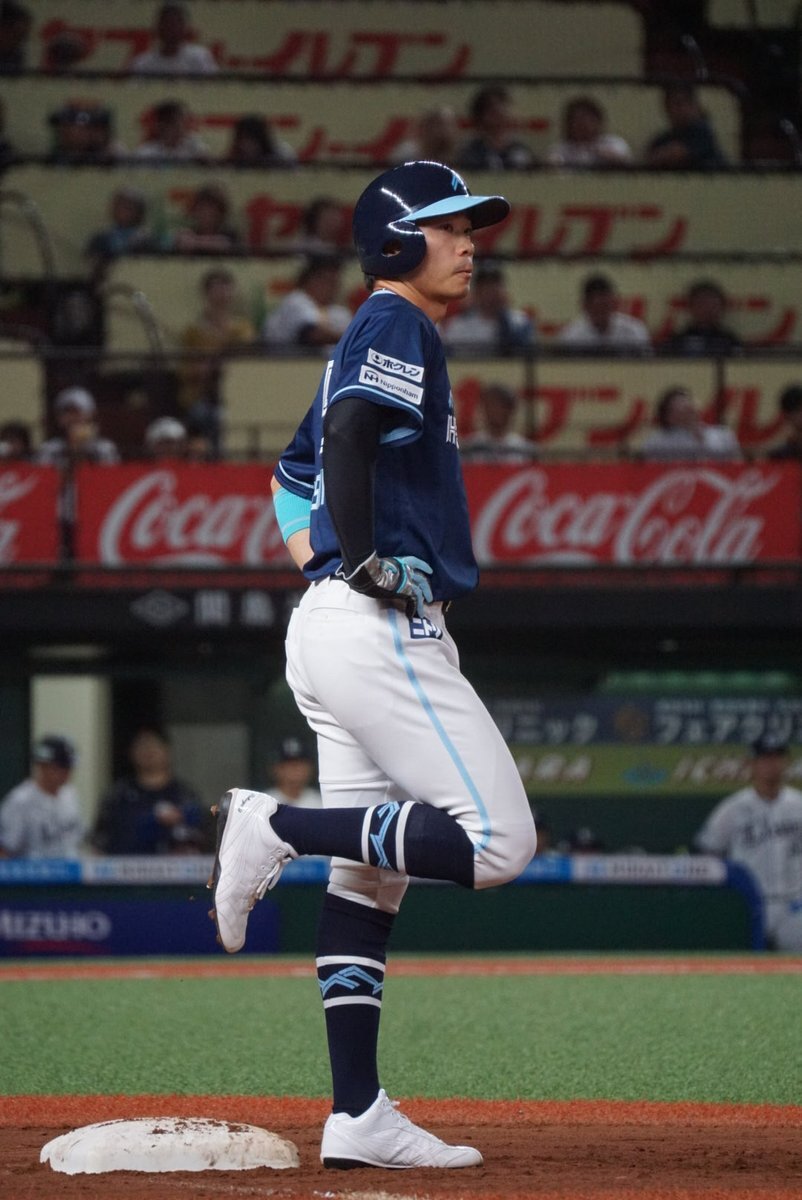 中島卓也選手の物です。 日本ハム・中島卓也が初の中堅守備 外野を守るのは2014年以来8年