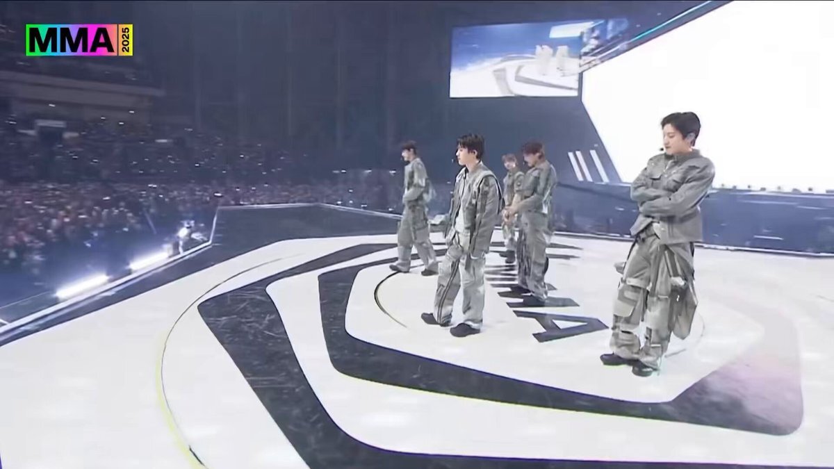 EXO「ウルロン」パフォーマンスにファン感動「幸せそうな笑顔」