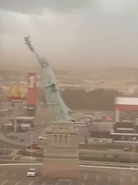 ブラジルで自由の女神像レプリカが強風で倒壊！ 