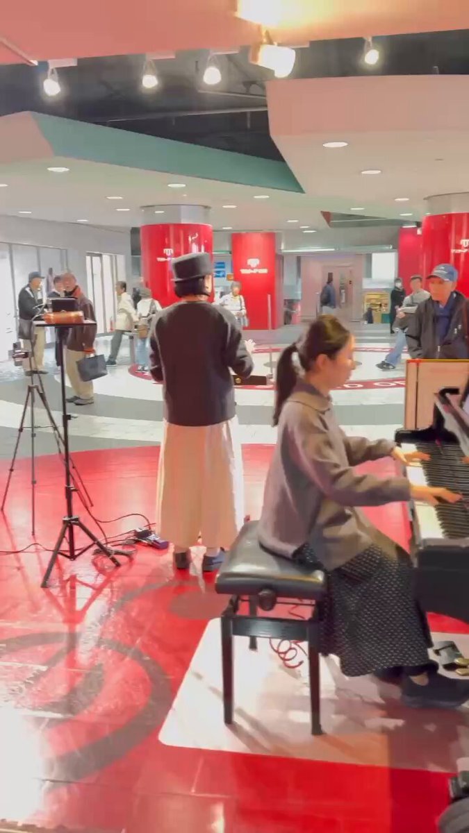 クリスマスムードにストリートピアノが彩る街並み