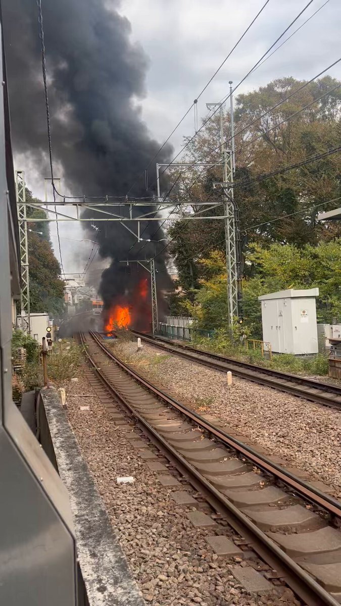 井の頭線で火災発生、一部区間運転見合わせ