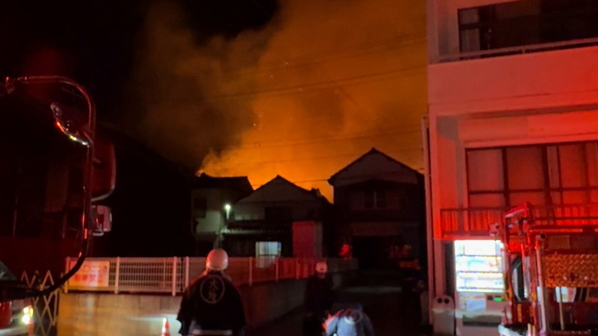 大分市佐賀関で住宅火災、複数の建物燃える